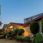 Super 8 By Wyndham Canoga Park