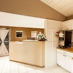 Super 8 By Wyndham Canoga Park